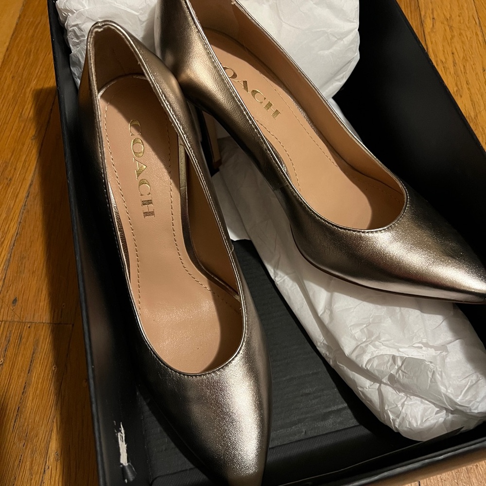 Coach Skyler Pump, color champage - Picture 2 of 8